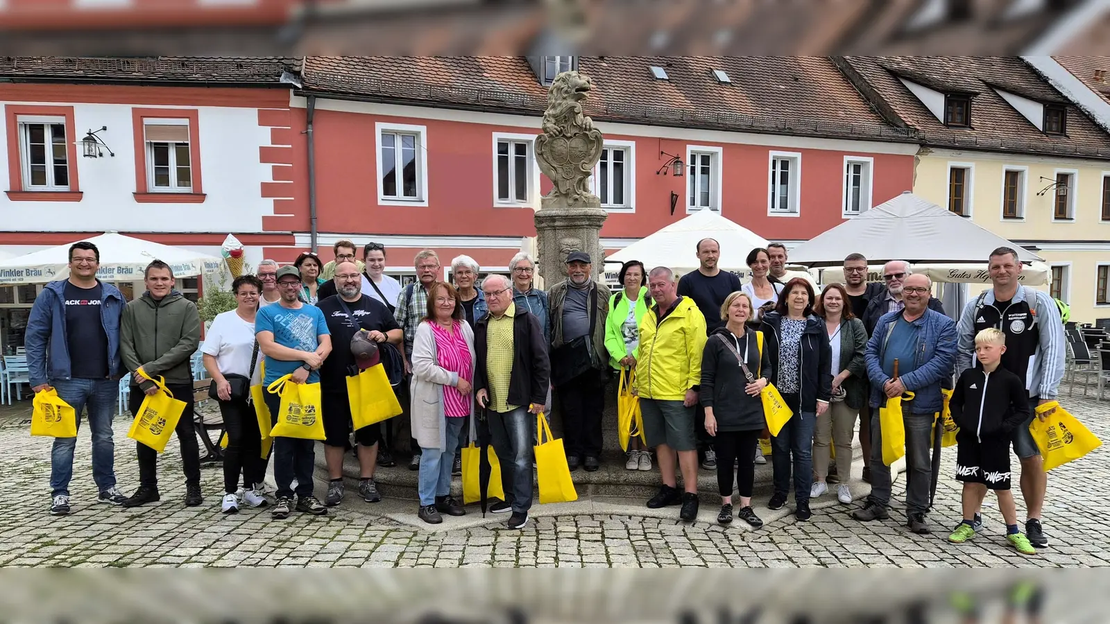 Gut gelaunt, durstig und neugierig – Startschuss zur Bierführung am Löwenbrunnen. (Bild: Walter Heldrich)