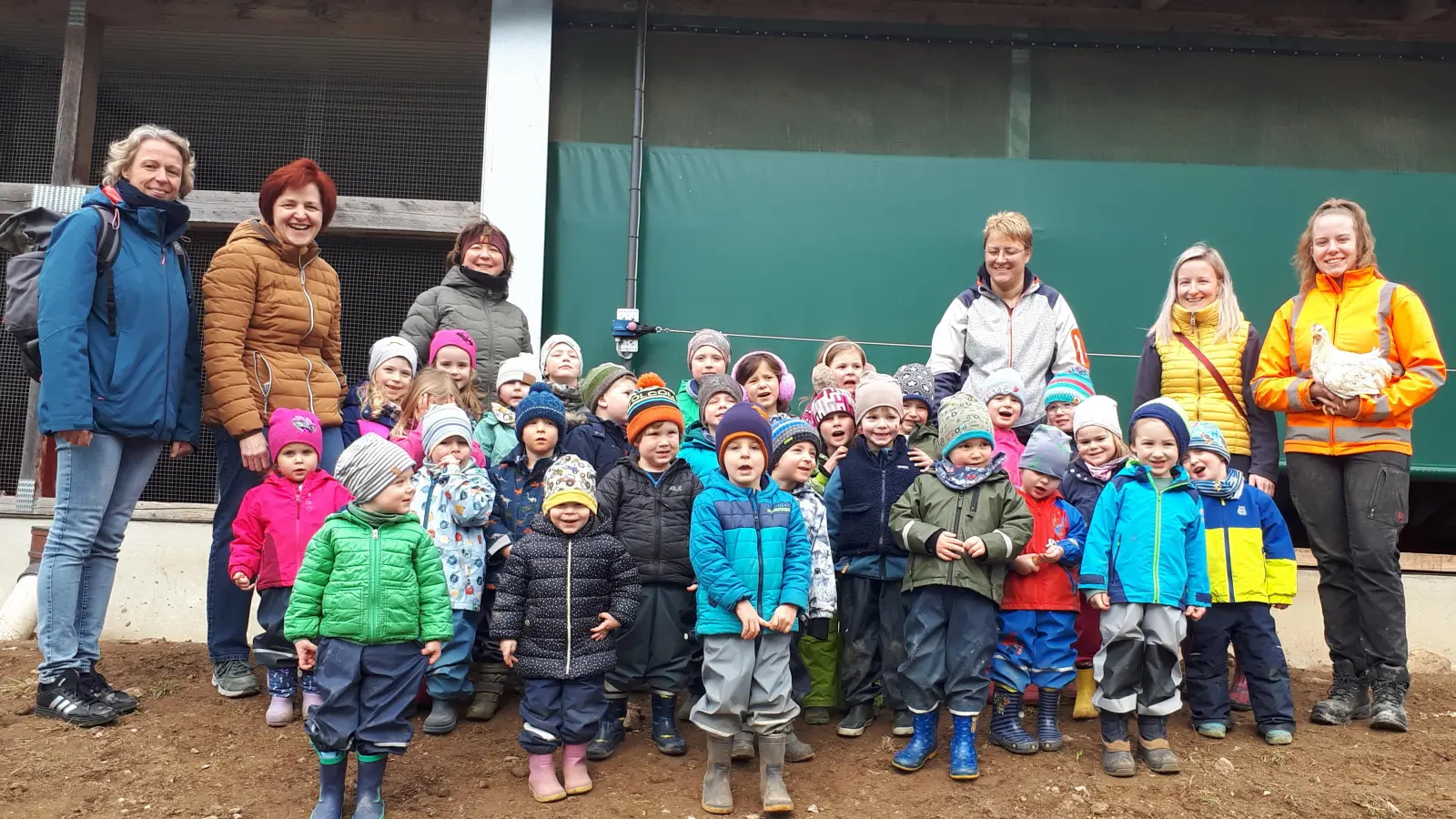 Landleben hautnah-die Kindergartenkinder hatten erlebnisreiche Momente.  (Bild: Christine Stuiber)