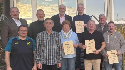 Geehrte Mitglieder, die beiden Vorsitzenden und Ehrengäste (Bild: Michael Dendorfer)