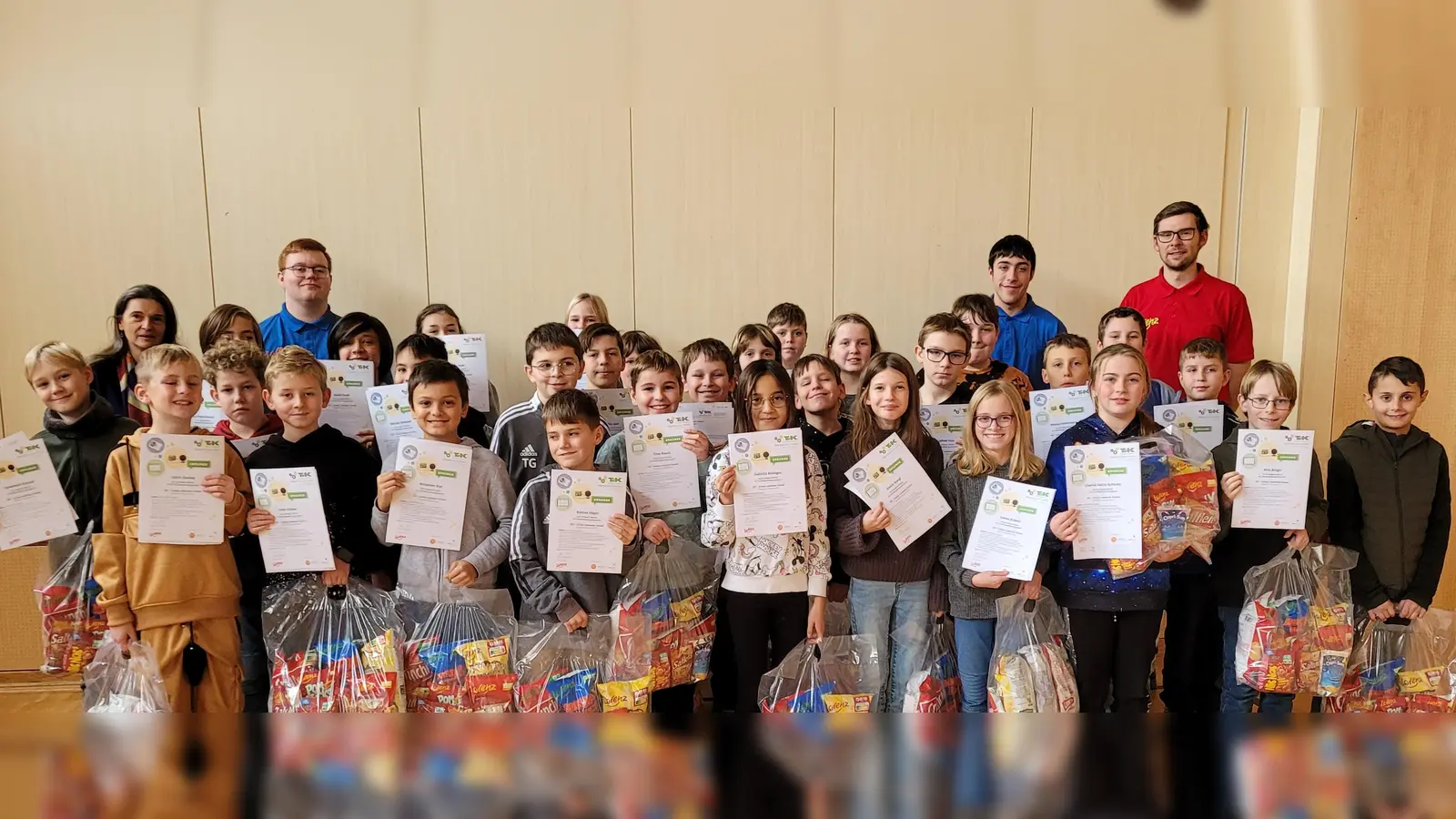 Stolz präsentieren die Kinder nach dem Grundkurs ihre Urkunden.  (Bild: Schärtl/exb)