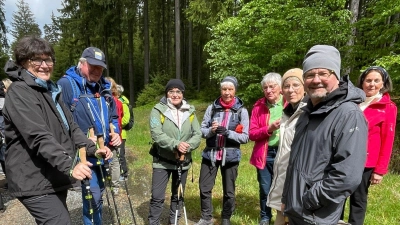 Die gute gelaunte Wandergruppe des TSV auf dem Weg zum Kornberg (Bild: Kunibert Reiß)