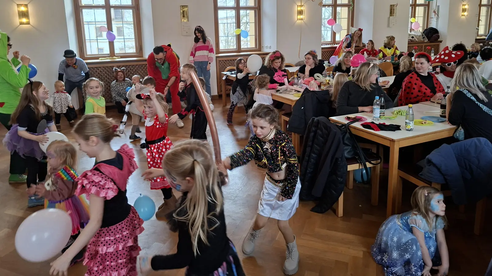 Jede Menge los war beim Kinderfasching der DJK Ensdorf und Kirwapaare im Wittelsbacher Saal (Bild: Lothar Trager)