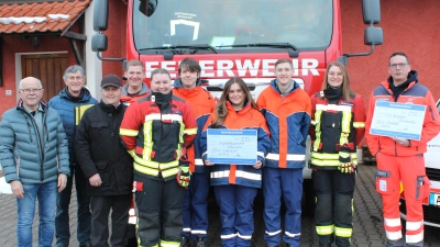 Gruppenfoto: von Links: Kassier MGV: Johann Utz, Notenwart MGV: Otto Hufnagel und MGV Vorstand: Werner Prügel, Jugenwart: Marko Nitzbon, Jugendwartin: Laura Stark, Matthias Schötz, Alisia Fellner, Georg Kölbel, Jugendwartin: Ramona Söhnlein und HvO Chef: Thomas Renner (Bild: Hans Siess)