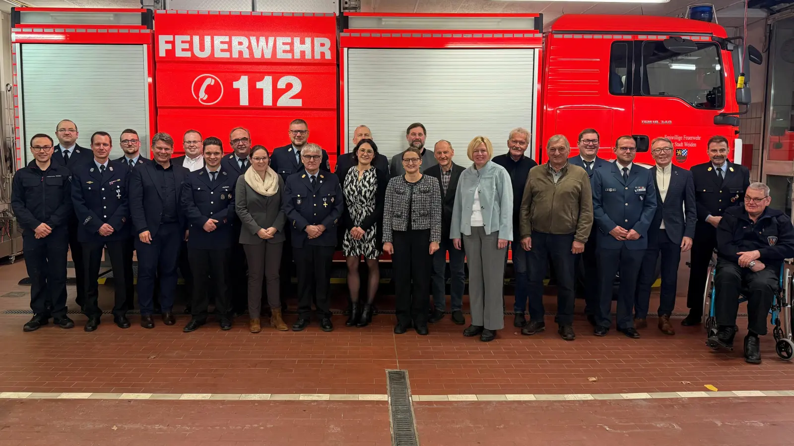 Wehrführung mit Ausgezeichneten und Ehrengästen (Bild: Hannes Lehner, FF Weiden)