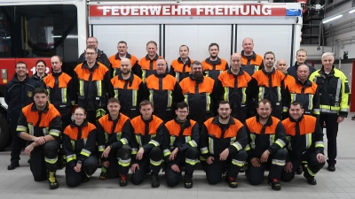 Die erfolgreichen Teilnehmer der Leistungsprüfung nach der Abnahme, eingerahmt von den Gratulanten. Knieend von links: Johannes Göttlinger, Ronja Kraus, Christian Bauer, Kay Häusler, Bastian Götz, Kilian Kraus, Simon Blind und Andreas Riegel. Stehend von links: Schiedsrichter Horst Kellner, Ausbilderin Christina Rabenstein, Thomas Luber, Johannes Amann, Bürgermeister Uwe König, Richard Pröm, Dominik Rettinger, Hubert Kohl, Andreas Kohl, Werner Luber, Michael Grüner, Martin Böhm, Bernd Lehner, Andreas Luber, Julian Klier, Jörg Weich, Schiedsrichter Christoph Erras, Karl Luber und KBM Frank Schloß. (Bild: Georg Rabenstein)