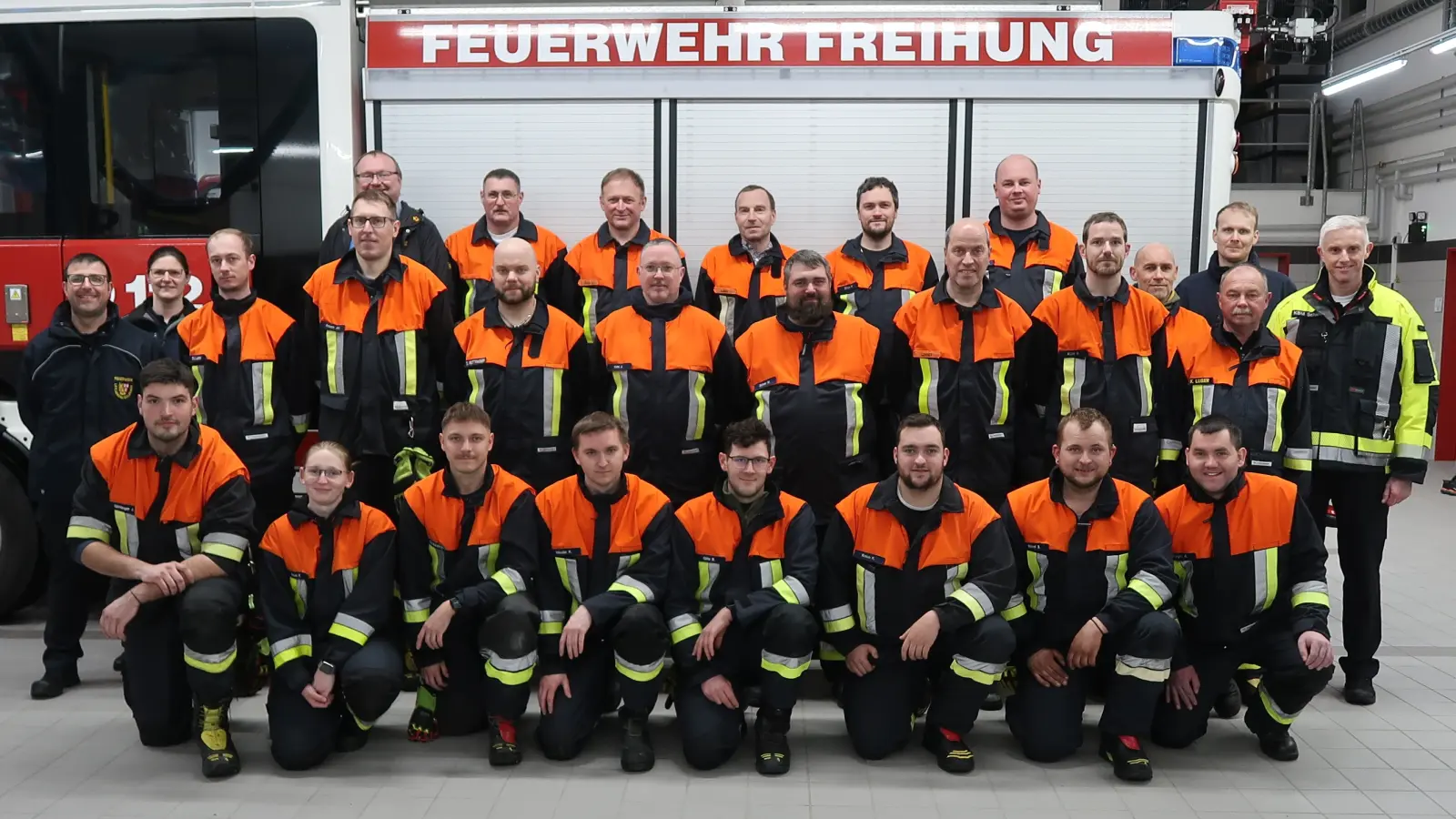 Die erfolgreichen Teilnehmer der Leistungsprüfung nach der Abnahme, eingerahmt von den Gratulanten. Knieend von links: Johannes Göttlinger, Ronja Kraus, Christian Bauer, Kay Häusler, Bastian Götz, Kilian Kraus, Simon Blind und Andreas Riegel. Stehend von links: Schiedsrichter Horst Kellner, Ausbilderin Christina Rabenstein, Thomas Luber, Johannes Amann, Bürgermeister Uwe König, Richard Pröm, Dominik Rettinger, Hubert Kohl, Andreas Kohl, Werner Luber, Michael Grüner, Martin Böhm, Bernd Lehner, Andreas Luber, Julian Klier, Jörg Weich, Schiedsrichter Christoph Erras, Karl Luber und KBM Frank Schloß. (Bild: Georg Rabenstein)