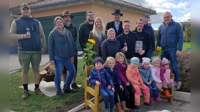 Sie sind recht stolz auf das Geleistete. Bürgermeister Johannes Schmid (rechts) und die „Brunnloher” freuen sich über das Hutzabankerl. Mit einem kleinen Straßenfest wurde das Ereignis gleich gefeiert.  (Bild: Gerhard Löckler )