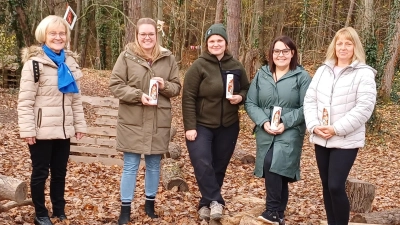 V.links: Annelies Pilarski (KDFB) mit den Vertreterinnen der 4 Kindergärten im Waldkindergarten. (Bild: Maria Kraus)