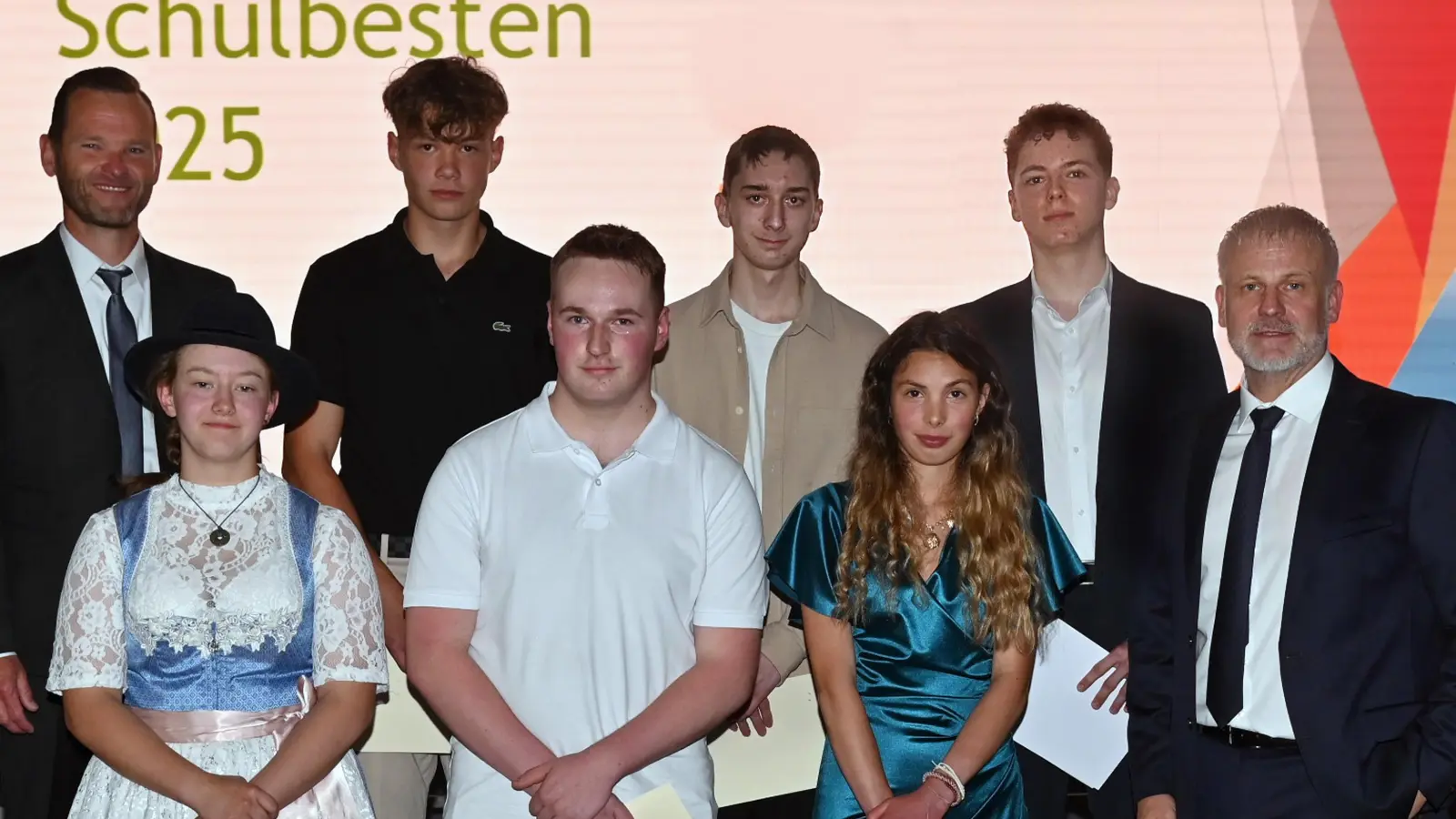 (vlnr): StD Klaus Binner, Sophie Meier (1,88), Luca Schmid (1,88), Jakob Boesen (1,71), Ferdinand Landgraf (1,63), Emma Gösl (1,38), Luis Johnson (1,0), Schulleiter OStD Eduard Bauer (Bild: Fotostudio Kraus, Vohenstrauß)