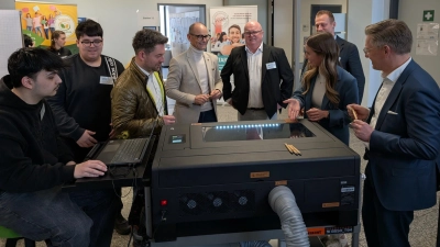 Frau Studienrätin Eva-Maria Zwerenz erläutert unseren Ehrengästen, Herrn Tobias Reiß, Vizepräsident des Bayerischen Land-tags, Herrn Dr. Scheidler, Stellvertretender Landrat des Landkreises Tirschenreuth und Herrn Michael Dutz, 2. Bürgermeister der Marktgemeinde Wiesau, das Funktionsprinzip der Lasergravur (Bild: Hartmut Seidler)