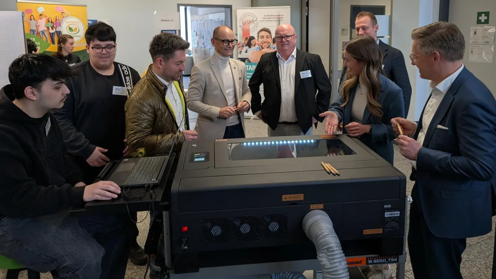 Frau Studienrätin Eva-Maria Zwerenz erläutert unseren Ehrengästen, Herrn Tobias Reiß, Vizepräsident des Bayerischen Land-tags, Herrn Dr. Scheidler, Stellvertretender Landrat des Landkreises Tirschenreuth und Herrn Michael Dutz, 2. Bürgermeister der Marktgemeinde Wiesau, das Funktionsprinzip der Lasergravur (Bild: Hartmut Seidler)