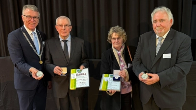 Die geehrten Bürgermeister, v.l.: Franz Stahl, Jean-Pierre Meur, Martine Peureux und Peter Gold (Bild: Christian Peureux)