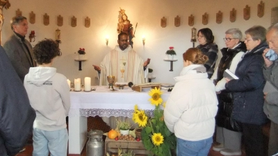 Die volle Diebiser Marienkapelle beim Festgottesdienst anlässlich des Erntedankfests 2025 der Feuerwehr. (Bild: Michael Götz )