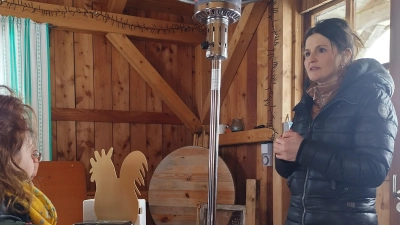 Fr. Christine Kick in Ihrem Gartenhaus, welches Sie in ein kleines Klassenzimmer verwandelt hat. (Bild: Nicole Amann )