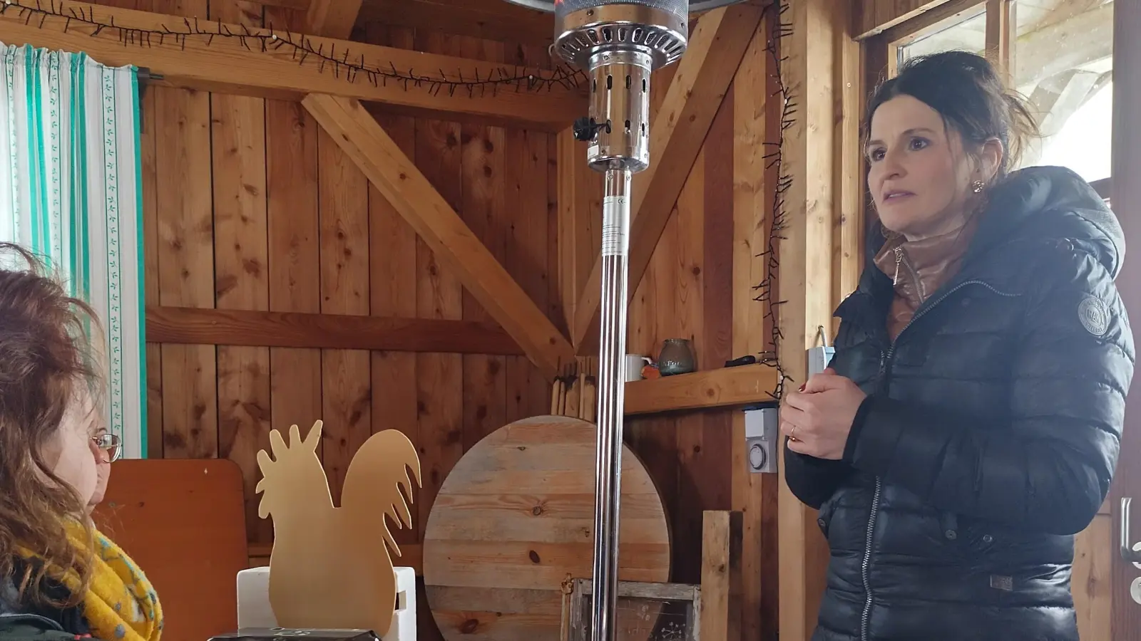 Fr. Christine Kick in Ihrem Gartenhaus, welches Sie in ein kleines Klassenzimmer verwandelt hat. (Bild: Nicole Amann )