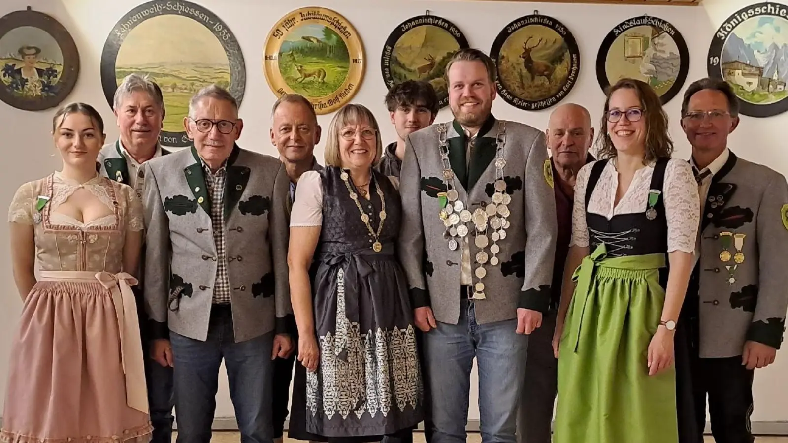 Von links nach rechts: Katerina Weinmeier, Ulrich Michl, Benedikt Michl sen., Harald Merl, Angelika Merl, Emil Piechotta, Michael Wischert, Armin Lochner, Stephanie Dotzler, Helmut Wedel. (Bild: Michael Voß)