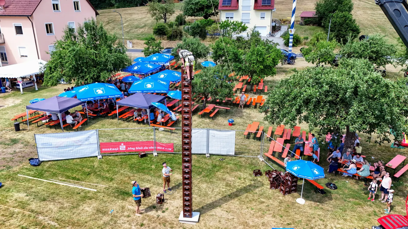 Das Highlight für alle Kinder: Bierkastenstapeln in luftiger Höhe (Bild: Johannes Rumpler)