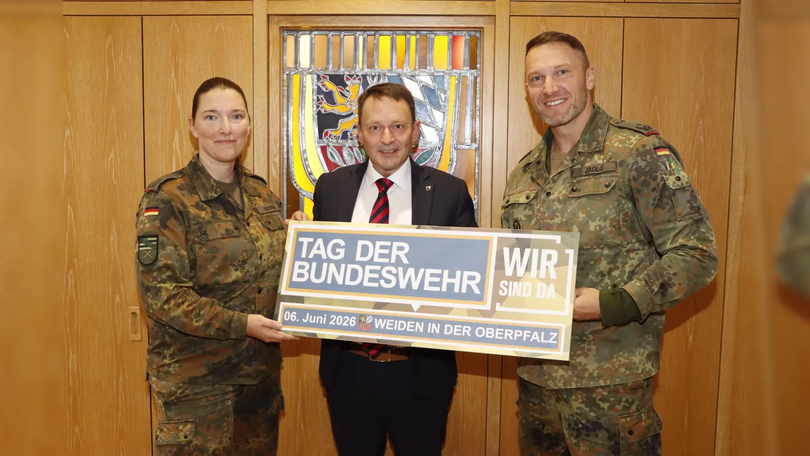 Oberbürgermeister Jens Meyer (Mitte) freut sich gemeinsam mit den beiden ansässigen Kommandeuren der Weidener Panzerartillerie (Links: Oberstleutnant Hekja Werner; Rechts: Oberstleutnant Stefan Zadlo) über den Zuschlag des Ministeriums für dieses besondere Event in 2026.  (Bild: Thorsten Böhner)
