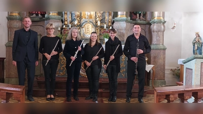 Flötistin Viola Schweinfurter mit muskalischer Begleitung (Bild: Christoph Pöllmann)