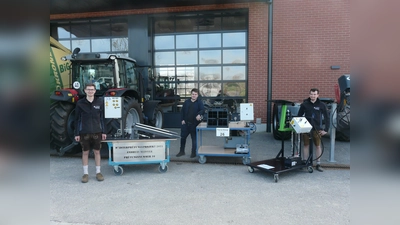 Die Kursbesten des diesjährigen Meisterkurses: Andreas Meister aus Ergoldsbach (li.), Johannes Daxl aus Reischach (re.) und Florian Stangl aus Neunburg vorm Wald (Mitte). (Bild: Franz Kollmeier)