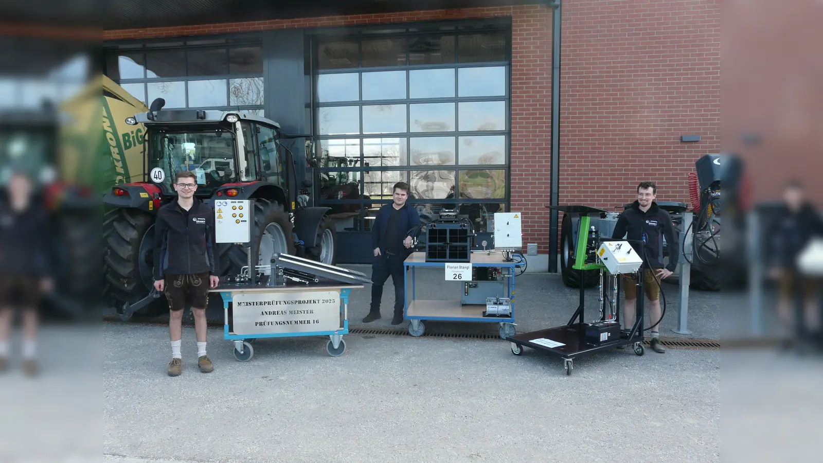 Die Kursbesten des diesjährigen Meisterkurses: Andreas Meister aus Ergoldsbach (li.), Johannes Daxl aus Reischach (re.) und Florian Stangl aus Neunburg vorm Wald (Mitte). (Bild: Franz Kollmeier)
