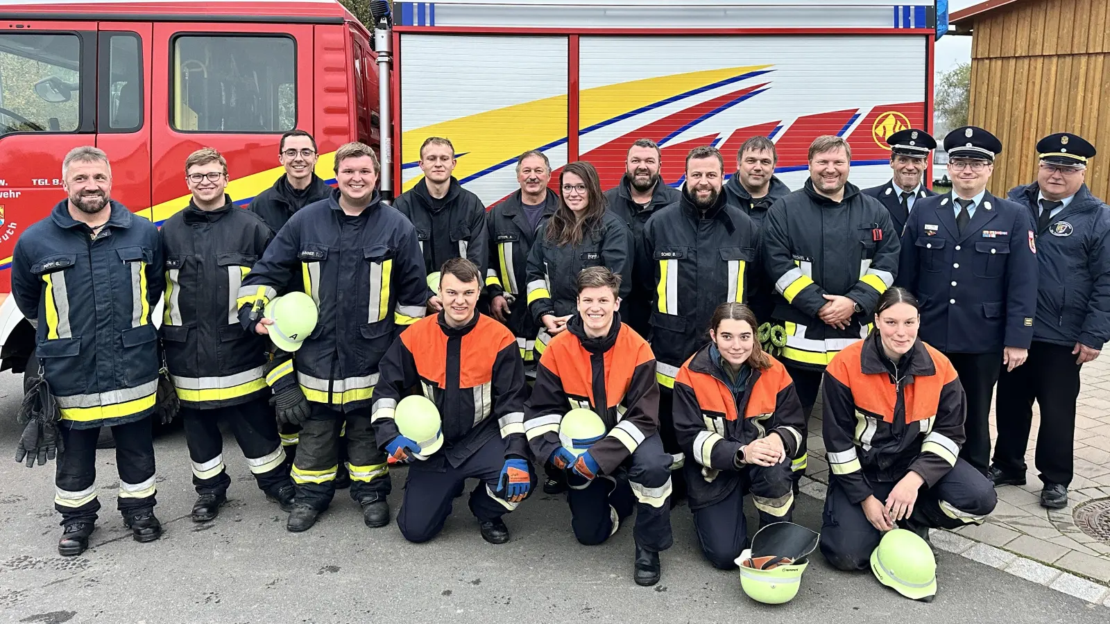 Von hinten Links: Daniel Schmidt, Johannes Braun, Anton Dötterl, Adrian Scheitler, Markus Schmid, KBM Peter Prechtl. Mitte: Kommandant Gerhard Popp, Michael Dötterl, Thomas Brunner, Jasmin Popp, Bernhard Schmid, Andreas Prechtl, KBM Florian Braunreuther, KBI Otto Braunreuther Von vorne Links (knieende): Max Scheitler, Benedikt Prechtl, Anna Maria König, Annalena Schroller (Bild: Sebastian Müller)