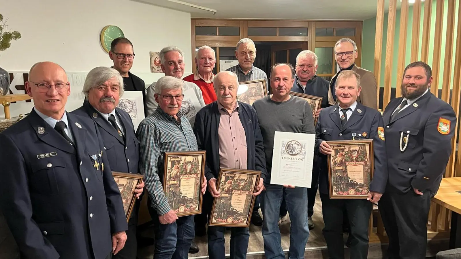 Die Geehrten von links nach rechts: 1. Vorstand Bernhard Müller, Josef Thoma, Albert Häckl, Hubert Richtmann, Alexander Riedl, Peter Kohl, Josef Bauer, Markus Dietz, Johann Schrems, Alois Grillmeier, Gerhard Heinrich, 1. Bürgermeister Bernd Sommer und 1. Kommandant Christoph Frank. (Bild: Michael Richtmann )