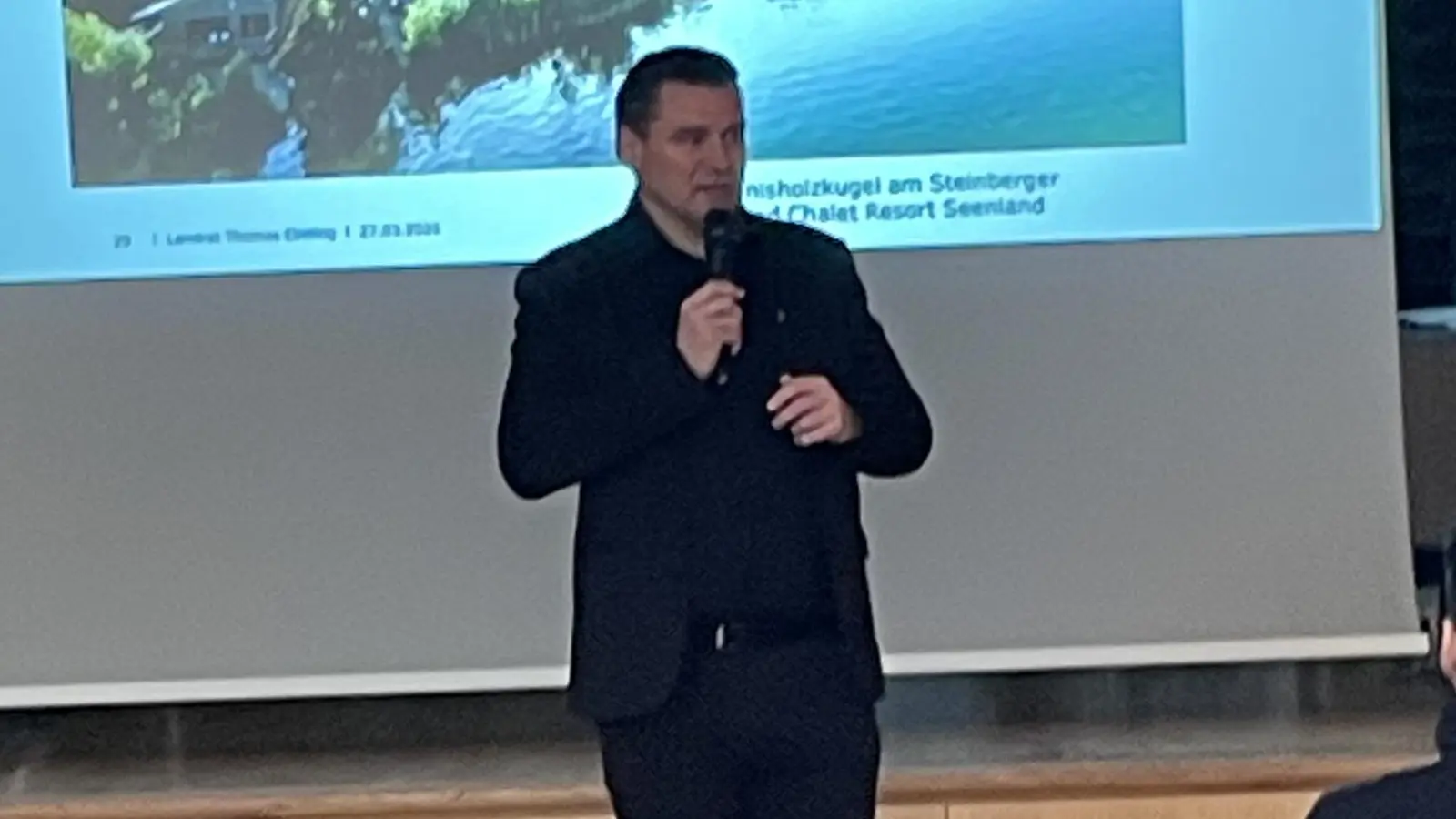 Landrat Thomas Ebeling im Gespräch mit den Schülerinnen und Schülern. (Bild: Florian Dendorfer)