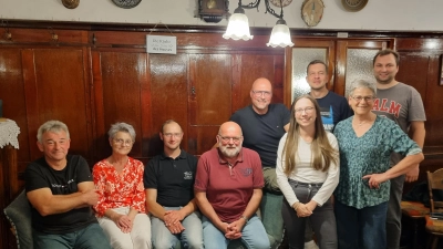 Die neugewählte Vorstandschaft des Kemnather Laien- und Passionsspielvereins. Von links: Harry Plank, Regina Nickl, Joschi Krauß, Wolfgang Heser, Frank Schultes, Katrin Pasieka-Zapf, Bernd Schraml und Markus Schreyer. Die Wahlleitung übernahm Dritte Bürgermeisterin Heidrun Schelzke-Deubzer (Zweite von rechts). (Bild: Katrin Pasieka-Zapf)