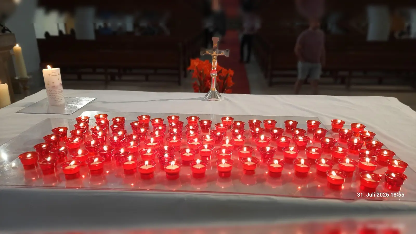 Kerzen bei der offenen Trauerandacht Mitterteich. Jede Kerze steht für einen verlesenen Verstorbenen.  (Bild: Carmen Roose)