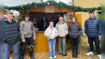 Die Klasse M9 der Pfalzgraf-Friedrich-Mittelschule zeigte zusammen mit ihrer Lehrerin Susanne Hayo tollen Teamgeist und präsentierte sich mit einem Verkaufsstand auf dem Vohenstraußer Adventsmarkt. (Bild: Susanne Hayo)