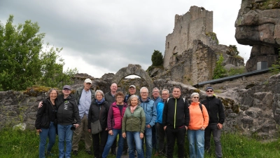 Die Ausflügler der Kolpingsfamilie Vilseck vor der Burgruine Flossenbürg. (Bild: Thomas Götz)