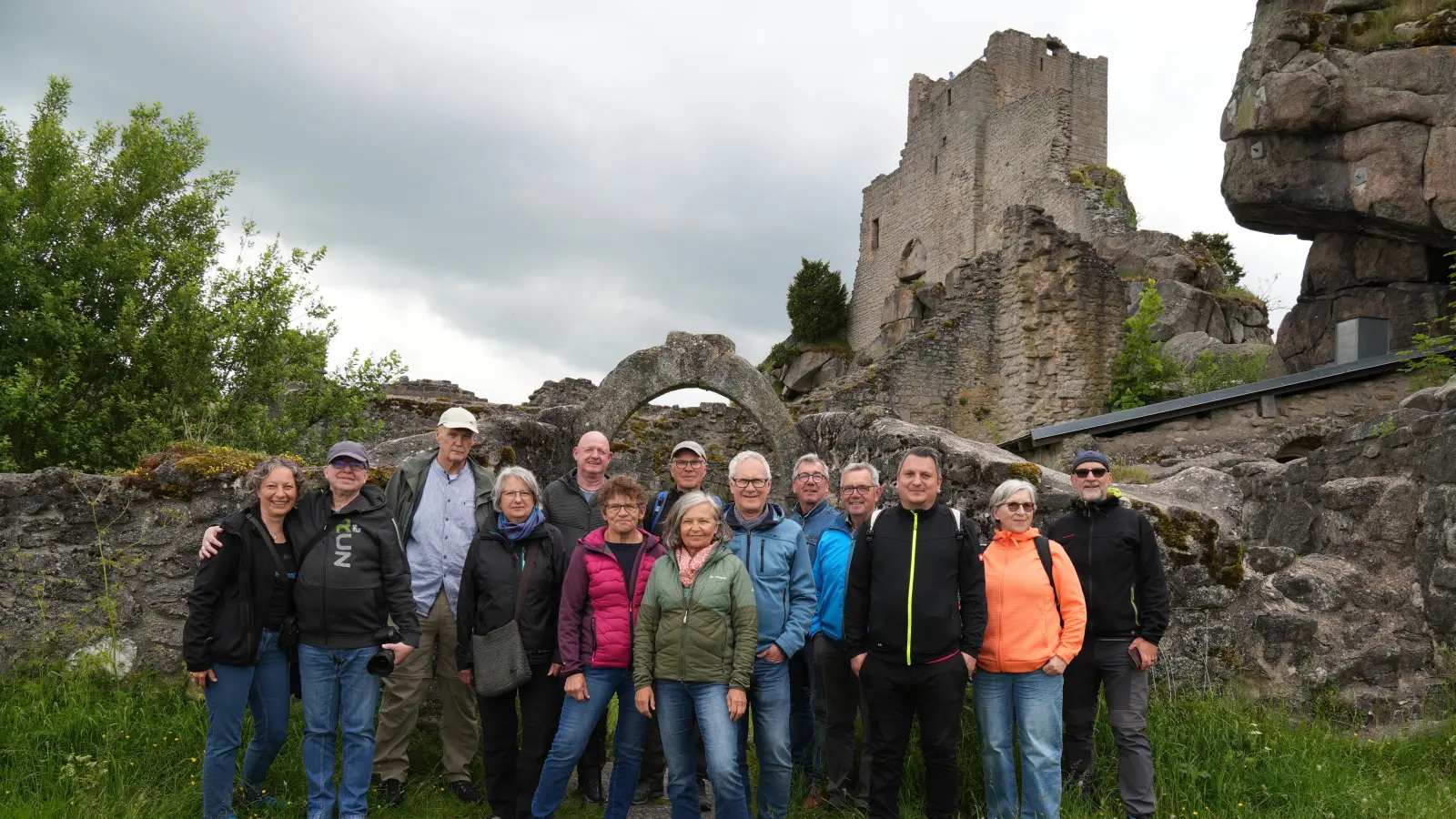 Die Ausflügler der Kolpingsfamilie Vilseck vor der Burgruine Flossenbürg. (Bild: Thomas Götz)