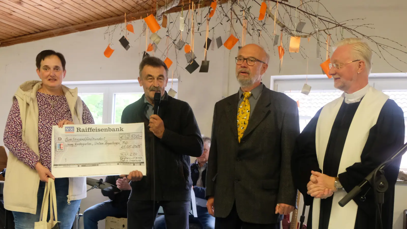 Mit einer großzügigen Spende von 2 500 Euro wartete der Kleintierzuchtverein Floß und Umgebung gegenüber der evangelischen Gemeindediakonie für die Kinder des Kindergartens „Unterm Regenbogen“ auf. Von lins: 2. Vorsitzende Bianca Kraus, Diakonievorsitzender Manfred Venzl, Vorsitzender Berthold Fröhlich und Pfarrer Wilfried Römischer. (Bild: Fred Lehner)