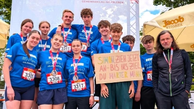 Die erfolgreichen Teilnehmer des P-Seminars nach dem Halbmarathon in Regensburg (Bild: Stefan Heldwein)