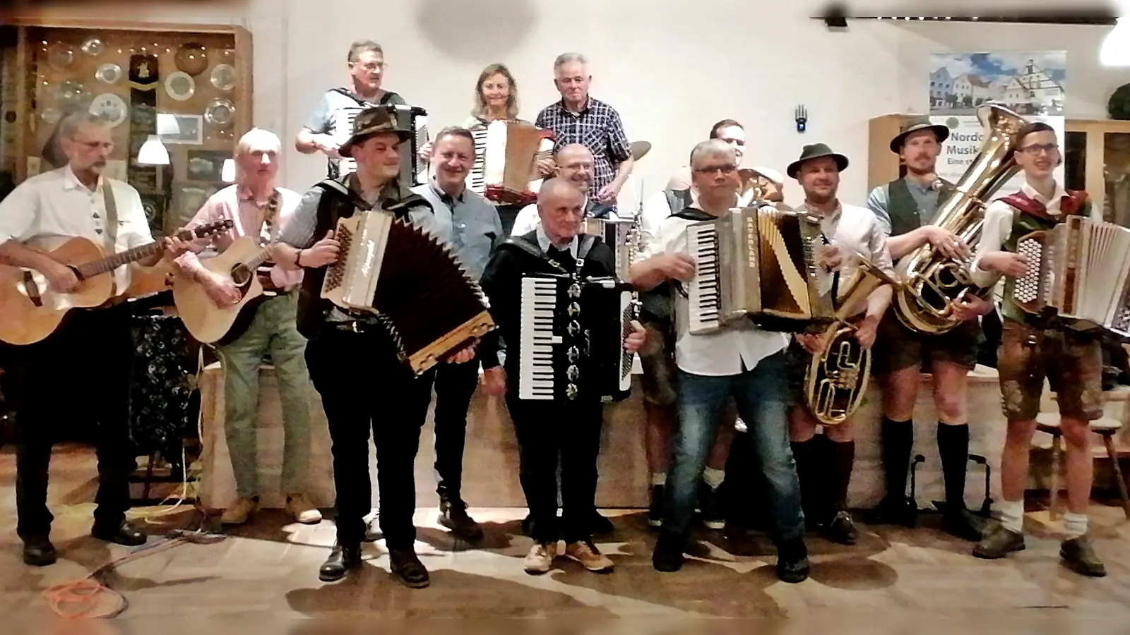 Die „Nordoberpfälzer Musikfreunde on Tour“ machten diesmal im südlichen Landkreis Station und sorgten dort für ein musikalisches Feuerwerk voller Stimmung, Können und echter Leidenschaft. Das Bild zeigt die Musikanten und Musikantinnen, die freudig aufspielten. (Bild: Anita Wiendl)