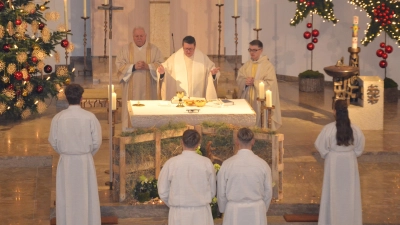 Pfarrer Udo Klösel hielt zusammen mit Kaplan Michael Steinhilber (rechts) und Diakon Herbert Sturm den gut besuchten Jahresschluss-Gottesdienst in der Pfarrkirche Moosbach.  (Bild: Peter Garreiss)