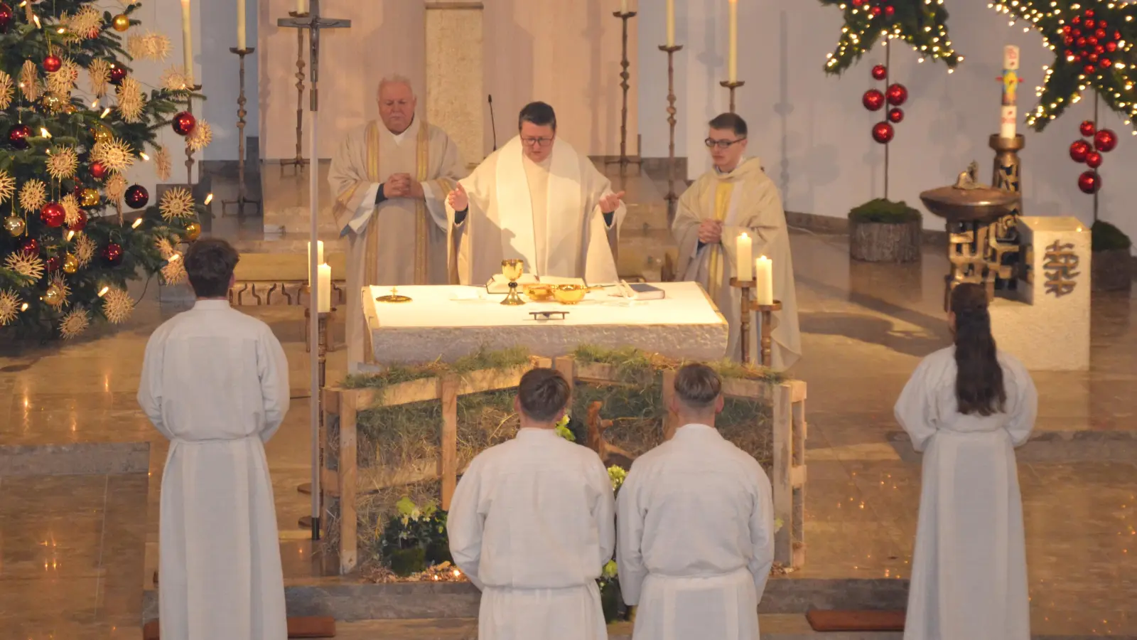 Pfarrer Udo Klösel hielt zusammen mit Kaplan Michael Steinhilber (rechts) und Diakon Herbert Sturm den gut besuchten Jahresschluss-Gottesdienst in der Pfarrkirche Moosbach.  (Bild: Peter Garreiss)
