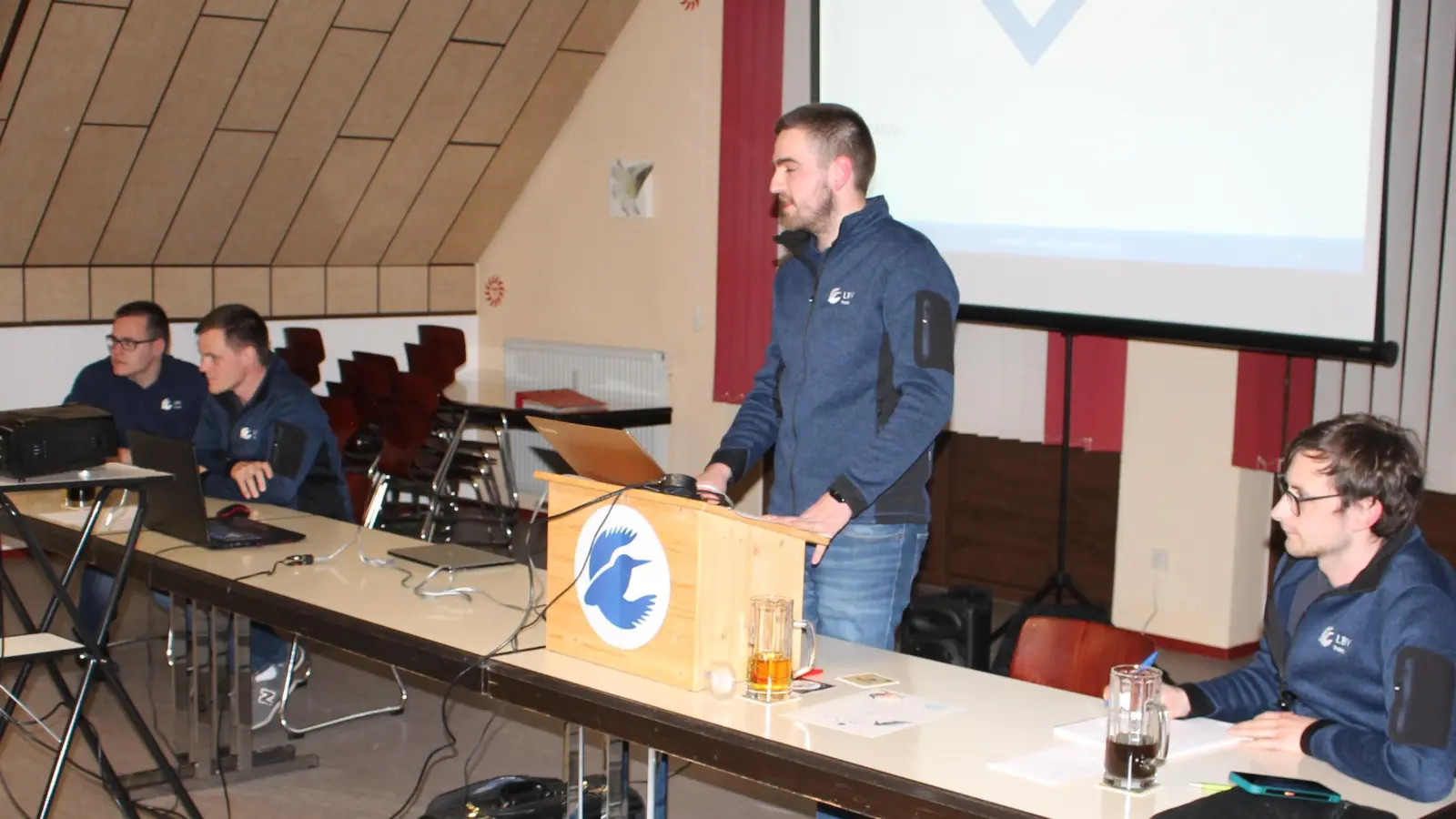 Von einem gedeihlich verlaufenen Jahr berichtete LBV-Ortsvorsitzender Fabian Dötsch (stehend). Rechts Schriftführer Andreas Dzierza, von links Jugendgruppenleiter Alexander Wolf und zweiter stellvertretender Vorsitzender Michael Wolf. (Bild: Bernhard Piegsa)