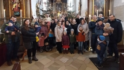 Pfarrer Markus Ertl mit den Eltern und Geschwistern der Täuflinge von 2025. (Bild: Petra Hartinger)