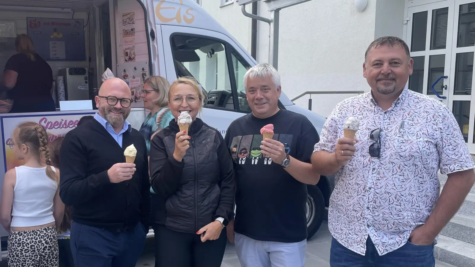Dritter Theisseiler Bürgermeister Mario Bäumler, Grundschulrektorin Heike Merther, Dritter Neustädter Bürgermeister Stefan Hausdorf und Erster Störnsteiner Bürgermeister Markus Ludwig bei der Eisüberraschung für alle Grundschüler. (Bild: Elke Troppmann)