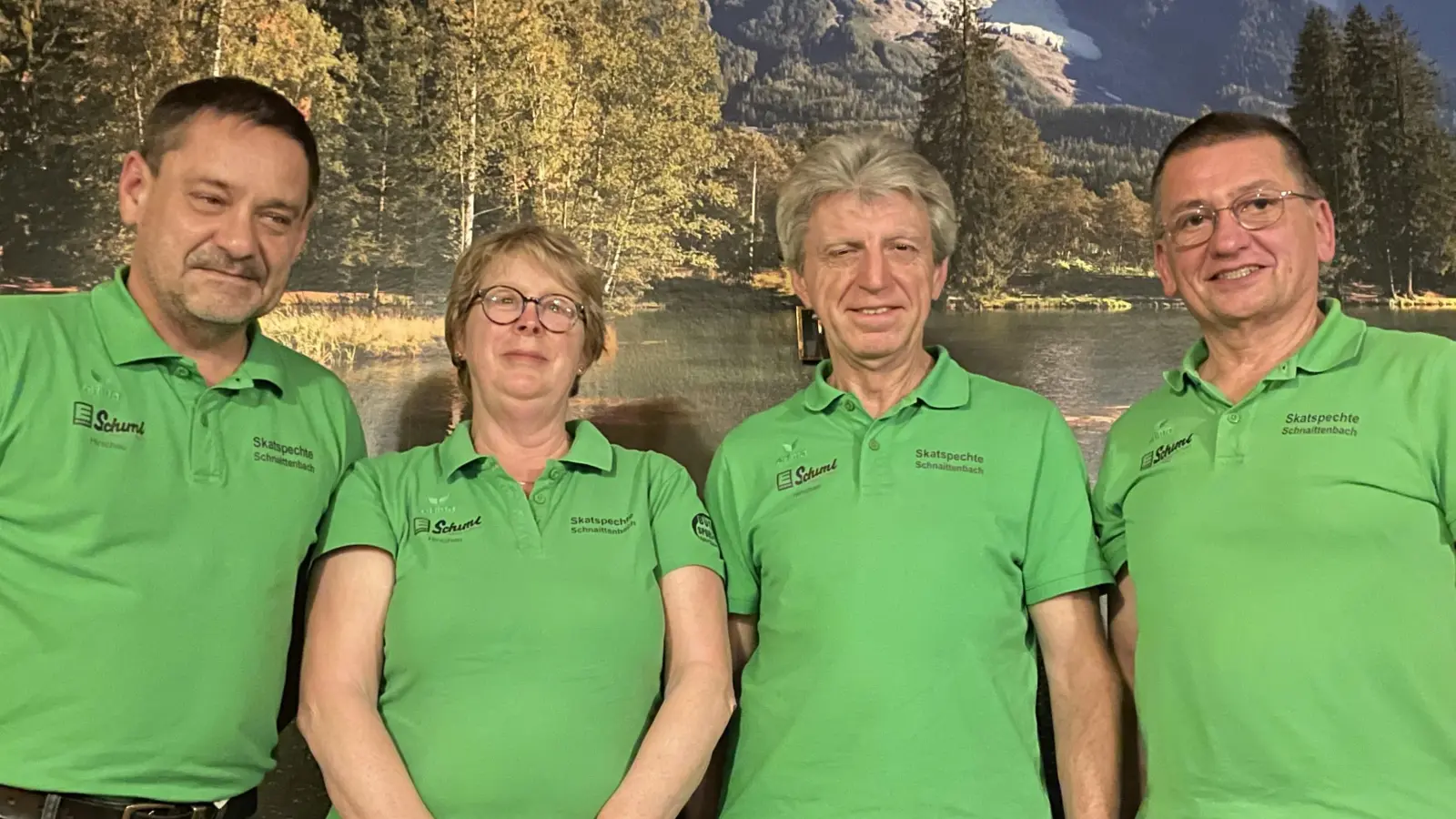 Die neue Vorstandschaft von links nach rechts: 2. Vorsitzender Udo Behnke, Schriftführerin Andrea Herrmann, Kassier Albert Meindl, 1. Vorsitzender und Spielleiter Peter Stingl. (Bild: Karl Herrmann)