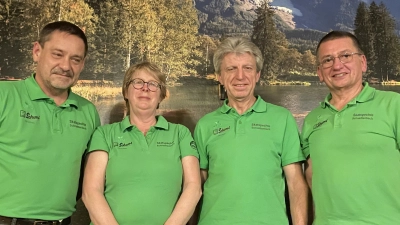 Die neue Vorstandschaft von links nach rechts: 2. Vorsitzender Udo Behnke, Schriftführerin Andrea Herrmann, Kassier Albert Meindl, 1. Vorsitzender und Spielleiter Peter Stingl. (Bild: Karl Herrmann)
