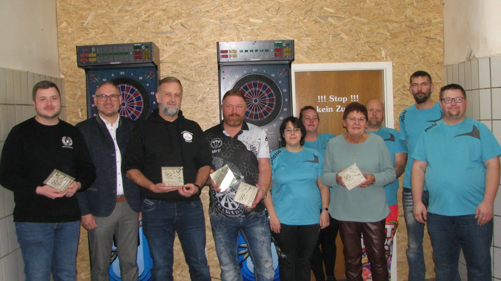 Freudig präsentierten die Sieger bei der Darts-Marktmeisterschaft ihre Pokale. Bürgermeister Richard Kammerer (Zweiter von links) gratulierte Michael Stümpfl (Zweiter von rechts) zu einer gelungenen Veranstaltung. (Bild: Johann Kneißl)