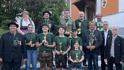 Die Pokalgwinner mit den Erhrengästen (Bild: Michael Forster)