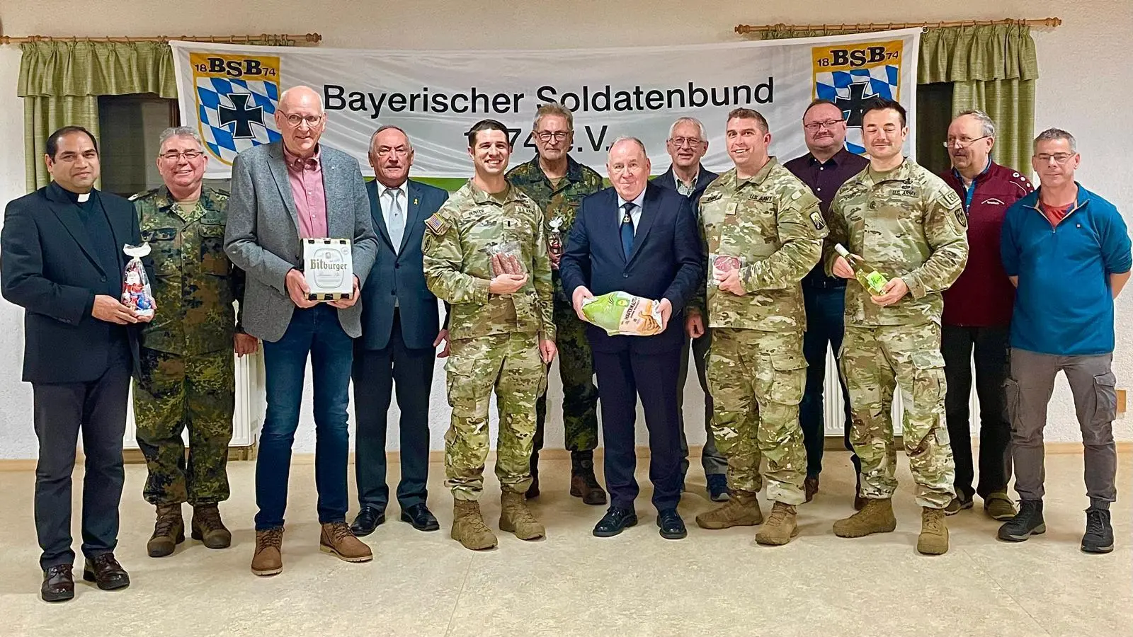 Beim Jahresabschluss der Freihunger Reservistenkameradschaft konnte Vorsitzender Oberstleutnant d.R. Norbert Bücherl (2. von links) zahlreiche Ehrengäste begrüßen, die beim Preisschießen mit Luftgewehr überwiegend die vorderen Plätze belegten, aber auch mit einem Schoko-Nikolaus als Trostpreis beschenkt wurden.<br>Im Bild von links: Pfarrer Benni Joseph (Trostpreis, Vorletzter, 876 Teiler), Vorsitzender Norbert Bücherl, Gerhard Krones (5. Platz, 170 T.), Oberstleutnant d.R. Werner Gebhard (9., 196 T.), 1. Lieutenant Joseph Hunter (702. EOD, 2., 76 T.), Stabsunteroffizier Klaus Paa (Trostpreis, Letzter, 1.224 T.), Horst Embacher (1., 29 T.), Schießleiter Heinz Peter Ertl (8., 180 T.), Major Loren Jenkins (18. CSSB, 3., 105 T.), Bürgermeister Uwe König (11., 221 T.), First Sergeant John Harris (702. EOD, 4., 134 T.), Standaufsicht Olaf Bracke und Gesamtleitender Christian Ertl (beide Schützenverein Tanzfleck).  (Bild: Gerhard Lindthaler)