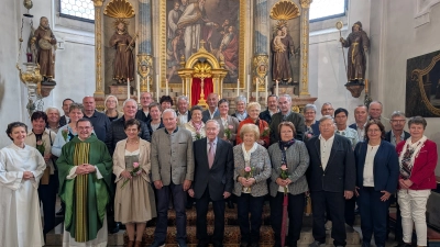 Gruppenfoto der 14 Paare des Ehejubiläums mit Stadtpfarrer Konrad Amschl, Pastoralreferentin Maria Wagner, Pfarrgemeinderatssprechern Monika Wild (Schwarzenbach), Theresia Meindl (Hohenthan) und Markus Fichtner (Bärnau) und den Kirchenpflegern Josef Frank (Schwarzenbach) und Josef Dill (Bärnau). (Bild: Maria Wagner)