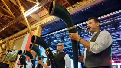Toller Auftritt der Vogelhorn-Bergmusik. Rechts Robert Vogel. (Bild: Gerhard Doerfler)