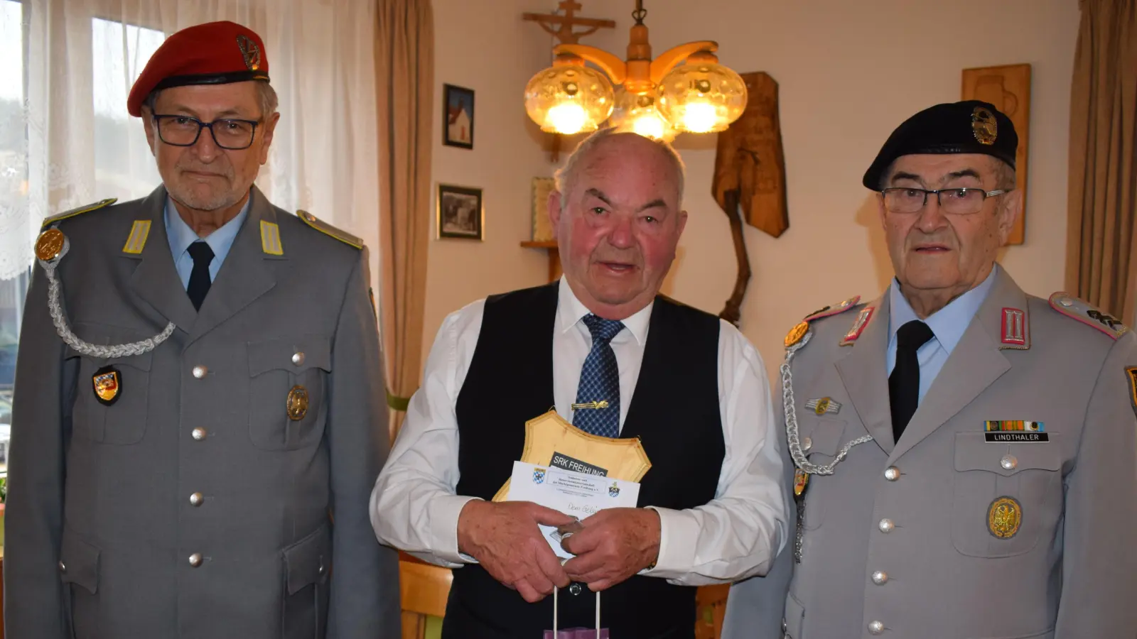 Ehrenmitglied Stabsfeldwebel d.R. Gerhard Lindthaler (rechts) gratulierte zusammen mit Vereinskassier Stabsunteroffizier d.R. Klaus Paa (links) dem Geburtstagsjubilar Georg „Schorsch“ Dotzler zu dessen 80. Geburtstag und überreichte im Namen des verhinderten Vorsitzenden Oberstleutnant d.R. Norbert Bücherl die Geburtstagpräsente der Kameradschaft. (Bild: Heidi Lindthaler)