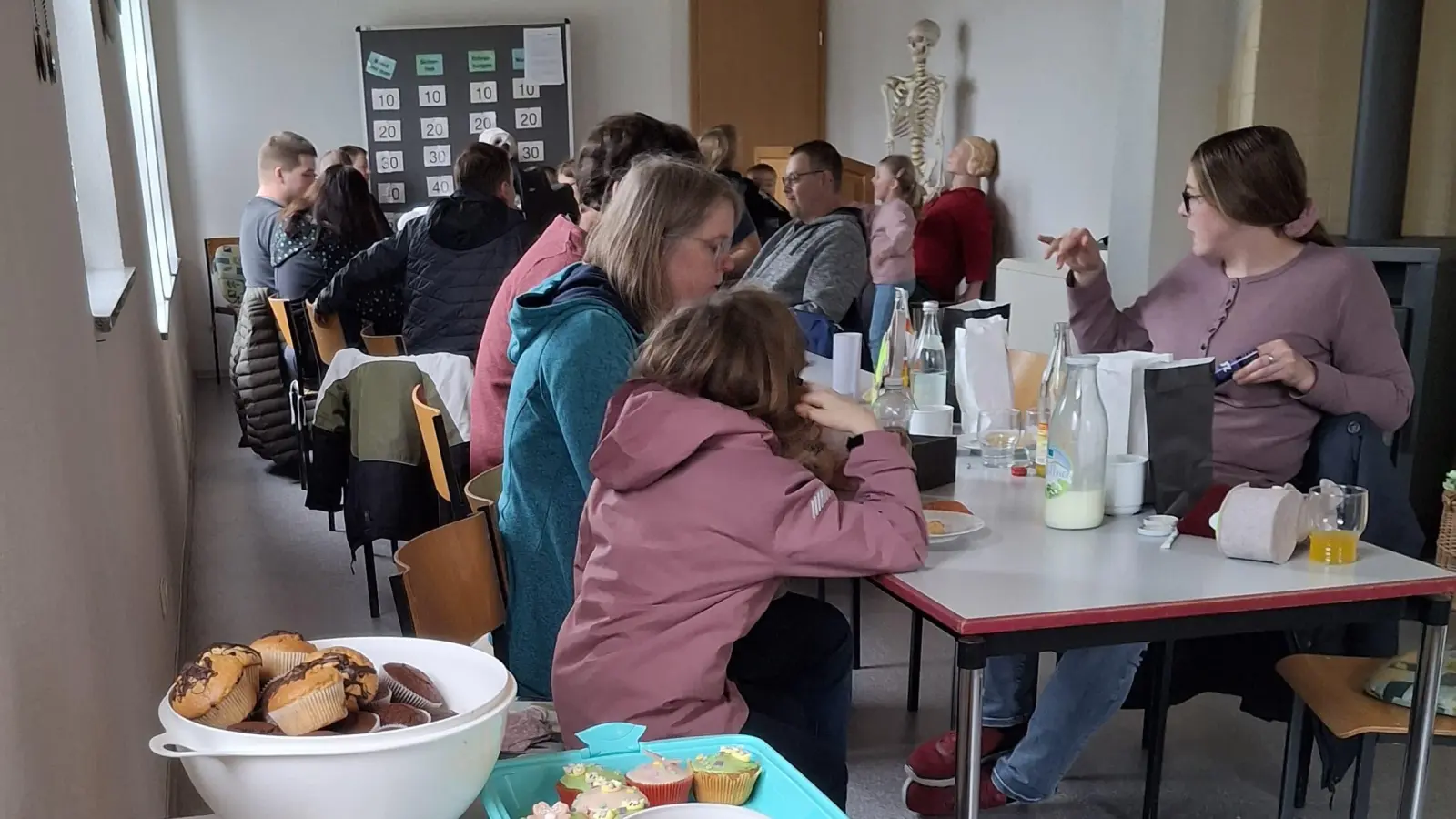 Gemütlicher Ausklang der Osteraktion bei der BRK-Bereitschaft Poppenreuth mit Kaffee und Kuchen. (Bild: Sophia Voit )